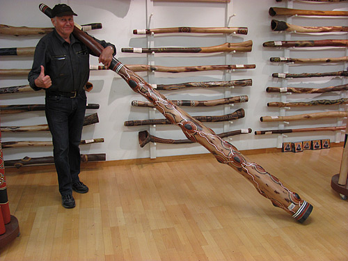 http://www.spiritgallery.com.au/blog/wp-content/uploads/2013/12/heartland-didgeridoo-long.jpg
